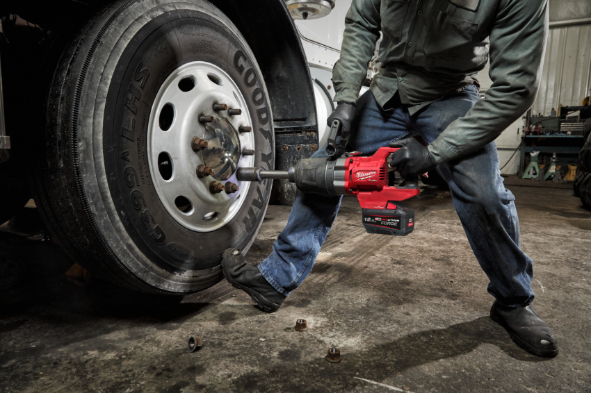 M18 FUEL™ ONE-KEY™ 1″ high torque D-handle impact wrench with friction ring and extended anvil | BCZA