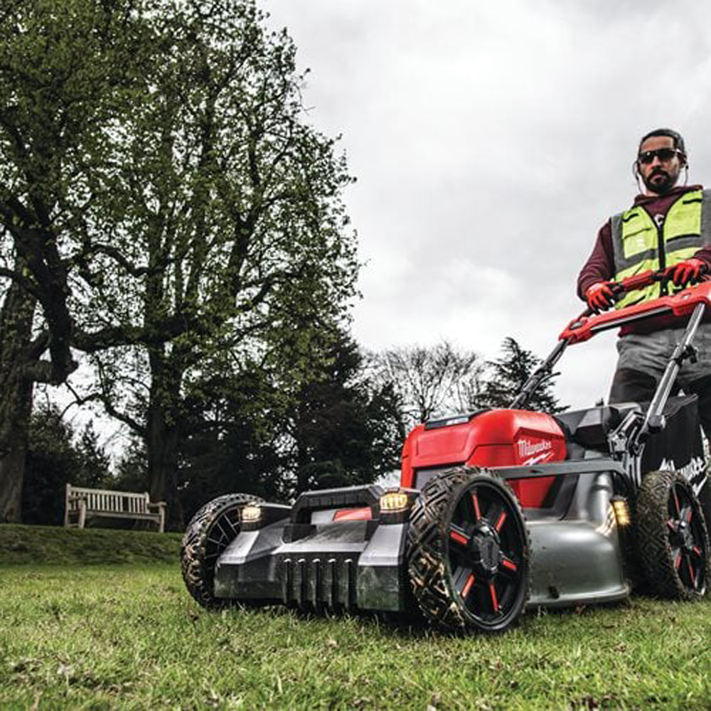 M18 FUEL™ dual battery self-propelled lawn mower 53 cm | M18 F2LM53-0 | 4933479584