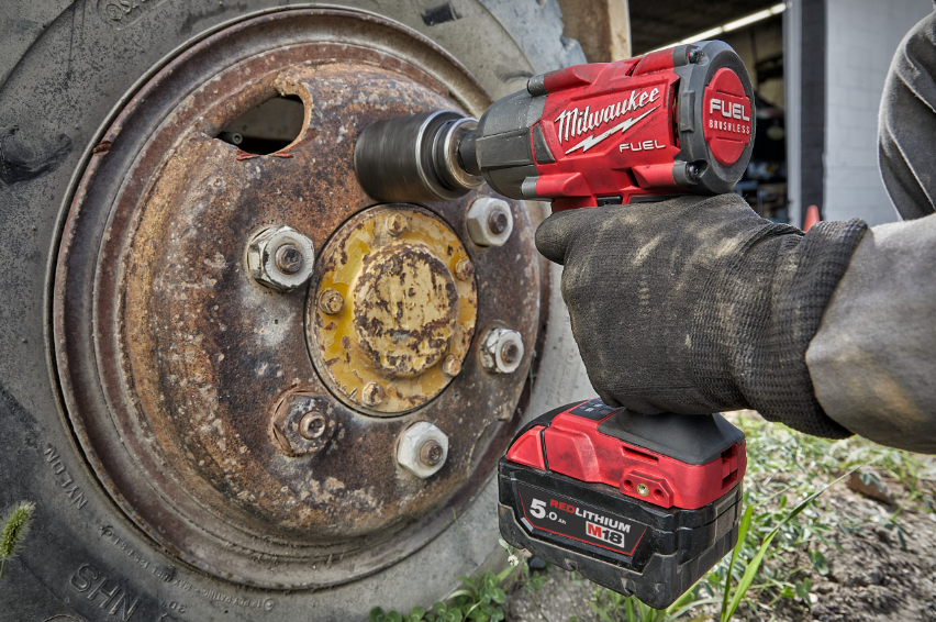 M18 FUEL™ ½″ mid-torque impact wrench with friction ring | BCZA