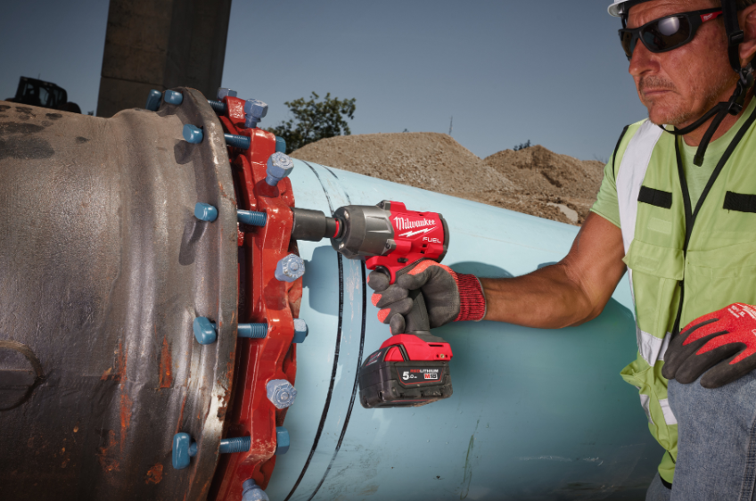 M18 FUEL™ ½″ high torque impact wrench with friction ring | BCZA