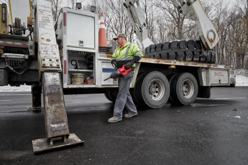 M18 FUEL™ ONE-KEY™ 1″ high torque D-handle impact wrench with friction ring and extended anvil | BCZA