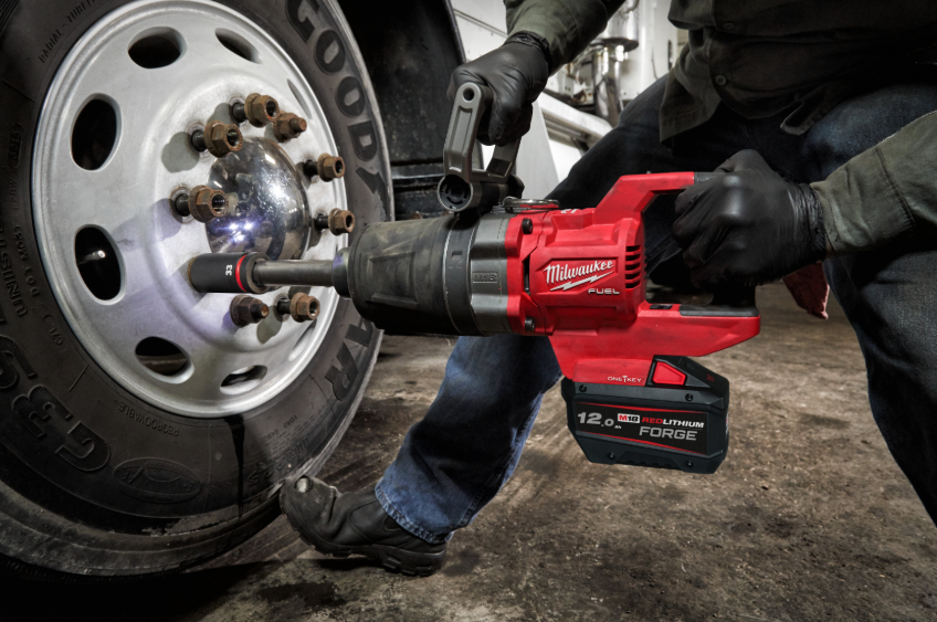 M18 FUEL™ ONE-KEY™ 1″ high torque D-handle impact wrench with friction ring and extended anvil | BCZA